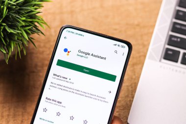 Batı Bangal, Hindistan - 28 Eylül 2021: Telefon ekranı görüntüsünde Google Asistan logosu.