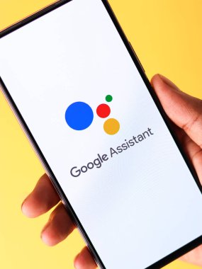 Batı Bangal, Hindistan - 28 Eylül 2021: Telefon ekranı görüntüsünde Google Asistan logosu.