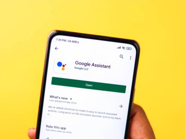Batı Bangal, Hindistan - 28 Eylül 2021: Telefon ekranı görüntüsünde Google Asistan logosu.