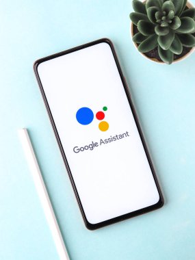 Batı Bangal, Hindistan - 28 Eylül 2021: Telefon ekranı görüntüsünde Google Asistan logosu.