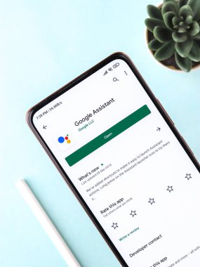 Batı Bangal, Hindistan - 28 Eylül 2021: Telefon ekranı görüntüsünde Google Asistan logosu.