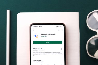 Batı Bangal, Hindistan - 28 Eylül 2021: Telefon ekranı görüntüsünde Google Asistan logosu.