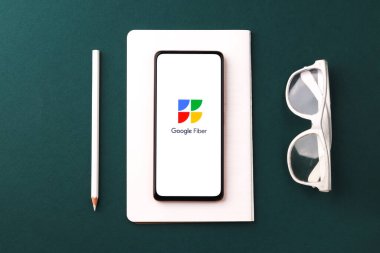 Batı Bangal, Hindistan - 28 Eylül 2021: Telefon ekranı görüntüsünde Google Fiber logosu.