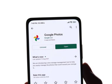 Batı Bangal, Hindistan - 28 Eylül 2021: Telefon ekranında Google Fotoğraflar logosu.