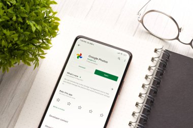 Batı Bangal, Hindistan - 28 Eylül 2021: Telefon ekranında Google Fotoğraflar logosu.