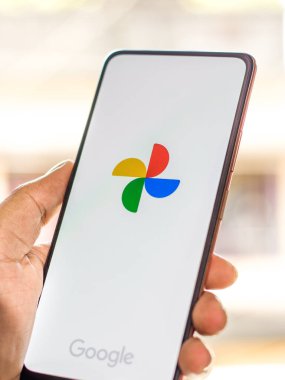 Batı Bangal, Hindistan - 28 Eylül 2021: Telefon ekranında Google Fotoğraflar logosu.
