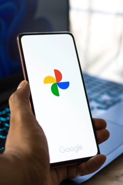 Batı Bangal, Hindistan - 28 Eylül 2021: Telefon ekranında Google Fotoğraflar logosu.