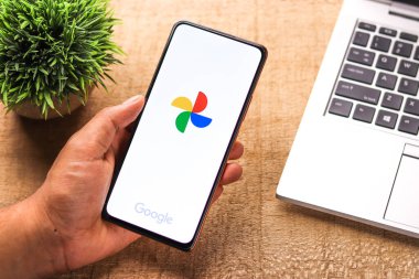 Batı Bangal, Hindistan - 28 Eylül 2021: Telefon ekranında Google Fotoğraflar logosu.