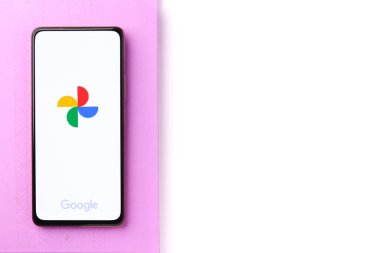 Batı Bangal, Hindistan - 28 Eylül 2021: Telefon ekranında Google Fotoğraflar logosu.