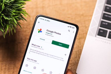 Batı Bangal, Hindistan - 28 Eylül 2021: Telefon ekranında Google Fotoğraflar logosu.