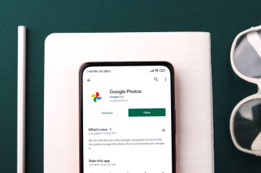 Batı Bangal, Hindistan - 28 Eylül 2021: Telefon ekranında Google Fotoğraflar logosu.