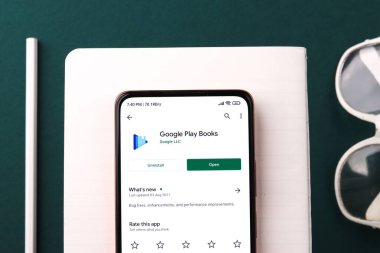 Batı Bangal, Hindistan - 28 Eylül 2021: Telefon ekranı görüntüsünde Google oyun kitabı logosu.