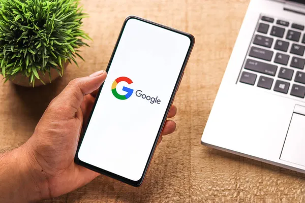 West Bangal Indien September 2021 Google Logo Auf Dem Handybildschirm — Stockfoto