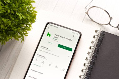 Batı Bangal, Hindistan - 28 Eylül 2021: Telefon ekranı görüntüsünde Houzz logosu.