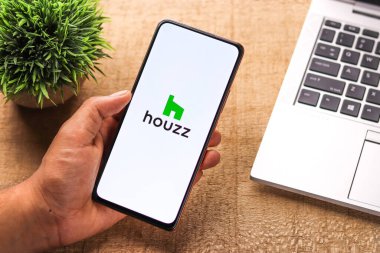 Batı Bangal, Hindistan - 28 Eylül 2021: Telefon ekranı görüntüsünde Houzz logosu.