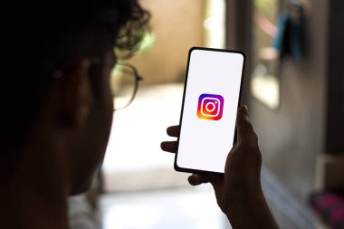 Batı Bangal, Hindistan - 28 Eylül 2021: Telefon ekranında Instagram logosu.