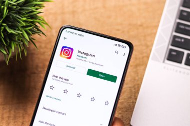 Batı Bangal, Hindistan - 28 Eylül 2021: Telefon ekranında Instagram logosu.