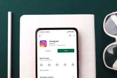 Batı Bangal, Hindistan - 28 Eylül 2021: Telefon ekranında Instagram logosu.