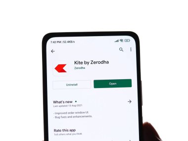 Batı Bangal, Hindistan - 28 Eylül 2021: Telefon ekranı görüntüsünde sıfırdan uçurtma logosu.