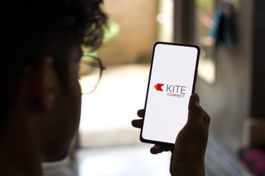 Batı Bangal, Hindistan - 28 Eylül 2021: Telefon ekranı görüntüsünde sıfırdan uçurtma logosu.