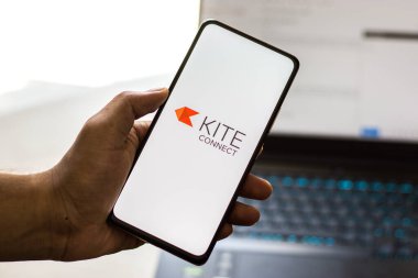 Batı Bangal, Hindistan - 28 Eylül 2021: Telefon ekranı görüntüsünde sıfırdan uçurtma logosu.