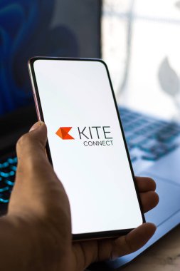 Batı Bangal, Hindistan - 28 Eylül 2021: Telefon ekranı görüntüsünde sıfırdan uçurtma logosu.
