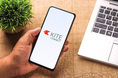 Batı Bangal, Hindistan - 28 Eylül 2021: Telefon ekranı görüntüsünde sıfırdan uçurtma logosu.