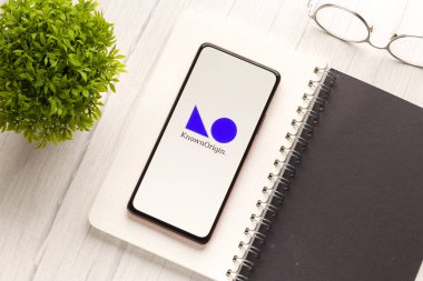 Batı Bangal, Hindistan - 28 Eylül 2021: Telefon ekranı görüntüsünde bilinen başlangıç logosu.