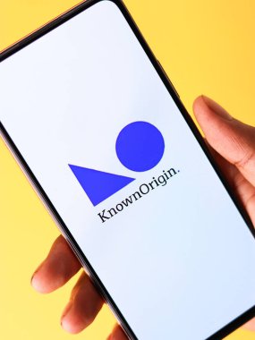 Batı Bangal, Hindistan - 28 Eylül 2021: Telefon ekranı görüntüsünde bilinen başlangıç logosu.