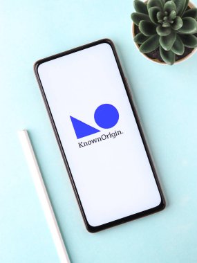 Batı Bangal, Hindistan - 28 Eylül 2021: Telefon ekranı görüntüsünde bilinen başlangıç logosu.
