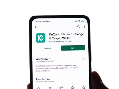 Batı Bangal, Hindistan - 28 Eylül 2021: Telefon ekranında Kucoin logosu.
