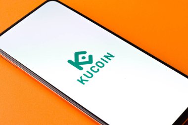 Batı Bangal, Hindistan - 28 Eylül 2021: Telefon ekranında Kucoin logosu.