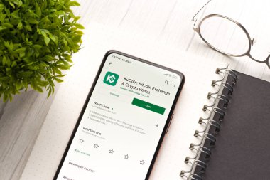 Batı Bangal, Hindistan - 28 Eylül 2021: Telefon ekranında Kucoin logosu.