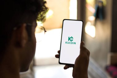 Batı Bangal, Hindistan - 28 Eylül 2021: Telefon ekranında Kucoin logosu.