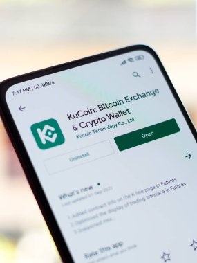 Batı Bangal, Hindistan - 28 Eylül 2021: Telefon ekranında Kucoin logosu.