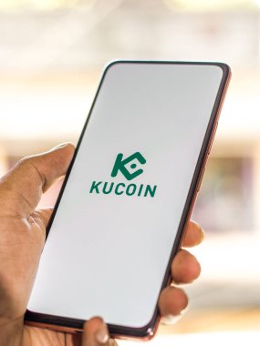 Batı Bangal, Hindistan - 28 Eylül 2021: Telefon ekranında Kucoin logosu.
