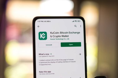Batı Bangal, Hindistan - 28 Eylül 2021: Telefon ekranında Kucoin logosu.