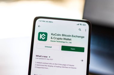 Batı Bangal, Hindistan - 28 Eylül 2021: Telefon ekranında Kucoin logosu.