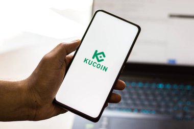 Batı Bangal, Hindistan - 28 Eylül 2021: Telefon ekranında Kucoin logosu.