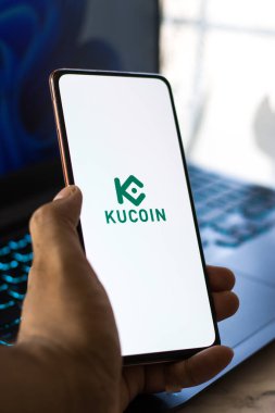 Batı Bangal, Hindistan - 28 Eylül 2021: Telefon ekranında Kucoin logosu.