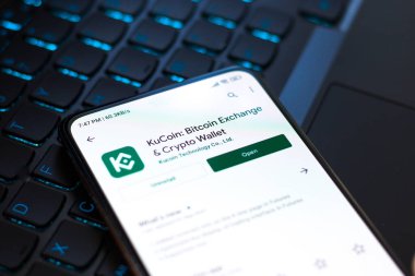 Batı Bangal, Hindistan - 28 Eylül 2021: Telefon ekranında Kucoin logosu.