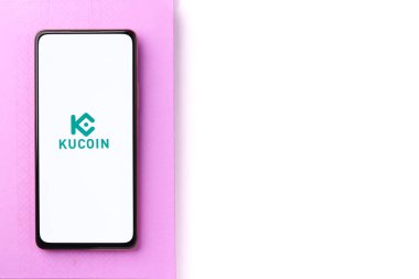 Batı Bangal, Hindistan - 28 Eylül 2021: Telefon ekranında Kucoin logosu.