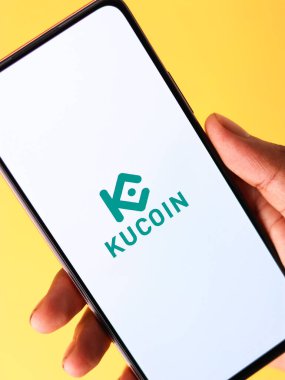 Batı Bangal, Hindistan - 28 Eylül 2021: Telefon ekranında Kucoin logosu.