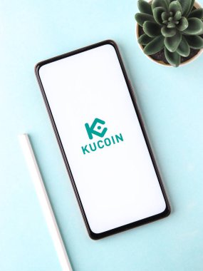 Batı Bangal, Hindistan - 28 Eylül 2021: Telefon ekranında Kucoin logosu.