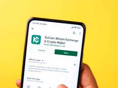 Batı Bangal, Hindistan - 28 Eylül 2021: Telefon ekranında Kucoin logosu.