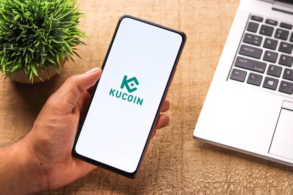 Batı Bangal, Hindistan - 28 Eylül 2021: Telefon ekranında Kucoin logosu.