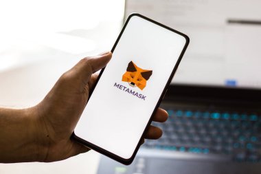 Batı Bangal, Hindistan - 28 Eylül 2021: Telefon ekranında MetaMaske logosu.