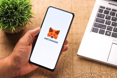 Batı Bangal, Hindistan - 28 Eylül 2021: Telefon ekranında MetaMaske logosu.