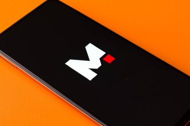 Batı Bangal, Hindistan - 28 Eylül 2021: Telefon ekranındaki küçük logo.