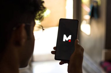 Batı Bangal, Hindistan - 28 Eylül 2021: Telefon ekranındaki küçük logo.
